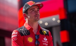 FOTO - Leclerc presenta il casco speciale per Austin ma si dimentica un particolare...