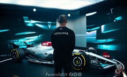 FOTO - Lewis non è stato l'unico Hamilton a salire sulla nuova Mercedes W13