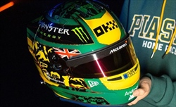 FOTO - McLaren, Piastri omaggia le sue origini: casco speciale per il GP d'Australia