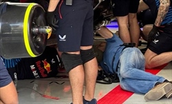FOTO - Newey instancabile, di persona controlla la macchina di Perez