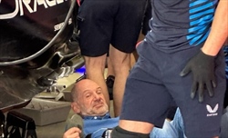 FOTO - Newey instancabile, controlla di persona la macchina di Perez - FOTO - Newey instancabile, di persona controlla la macchina di Perez