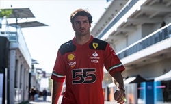 FOTO - Dalla F1 al football americano, la Ferrari si rifà il look per Austin: le immagini - FOTO - Nuove maglie Ferrari per Austin