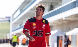 FOTO - Dalla F1 al football americano, la Ferrari si rifà il look per Austin: le immagini - FOTO - Nuove maglie Ferrari per Austin