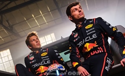 FOTO- Red Bull: le nuove tute di Verstappen e Lawson