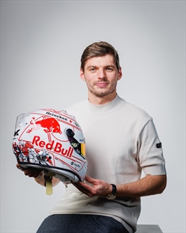FOTO - Red Bull, Verstappen svela il casco speciale per l'evento di Suzuka - FOTO - Red Bull, Verstappen svela il casco speciale per il GP del Giappone