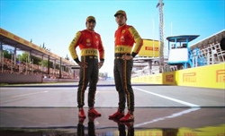 FOTO - UFFICIALE: Ferrari, presentata la tuta speciale per Monza - FOTO - UFFICIALE: Ferrari, presentata la tuta speciale per Monza