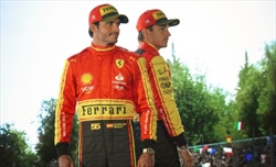 FOTO - UFFICIALE: Ferrari, presentata la tuta speciale per Monza - FOTO - UFFICIALE: Ferrari, presentata la tuta speciale per Monza