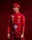 FOTO - UFFICIALE: Ferrari, svelate le tute per la stagione 2025 - FOTO - UFFICIALE: Ferrari, svelate le tute per la stagione 2025