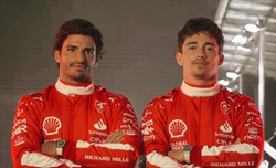 FOTO - UFFICIALE - Svelate le tute speciali della Ferrari per il GP di Las Vegas  - FOTO - UFFICIALE - Svelate le tute speciali della Ferrari per il GP di Las Vegas 