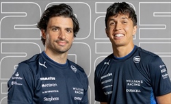 FOTO - Williams, svelato il nuovo merchandising di Albon e Sainz