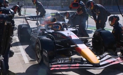 Fumo dall'anteriore di Perez, Horner: «Raccolti detriti, sono occorsi due giri per bruciarli» - Fumo dall'anteriore di Perez, Horner: «Raccolti detriti, sono occorsi due giri per bruciarli»
