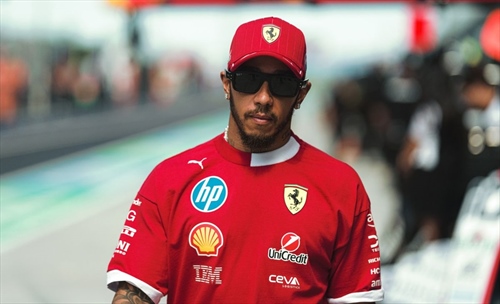 Gerry Scotti attacca il Cavallino: «Alla Ferrari serviva realmente Hamilton?»