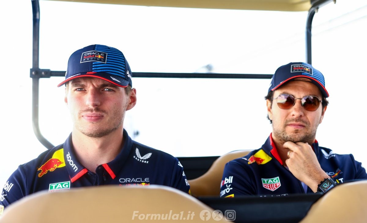 Gesto da campione: Max ringrazia Perez con un casco speciale