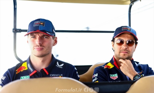 Gesto da campione: Max ringrazia Perez con un casco speciale