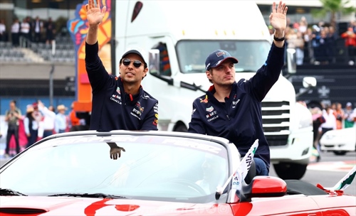 Gesto da campione: Max ringrazia Perez con un casco speciale - Gesto da campione: Max ringrazia Perez con un casco speciale