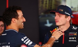 GP Abu Dhabi - Il «momento intimo» tra Ricciardo e Verstappen in pitlane