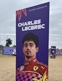 GP Australia, piccolo «incidente» in fan zone per Leclerc e Bortoleto - GP Australia, piccolo incidente in fan zone per Leclerc e Bortoleto
