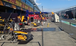 GP Australia - Immagini dal circuito: ecco Ferrari, McLaren, Red Bull e Mercedes - GP Australia - Prime immagini dal circuito: si lavora dentro ai box