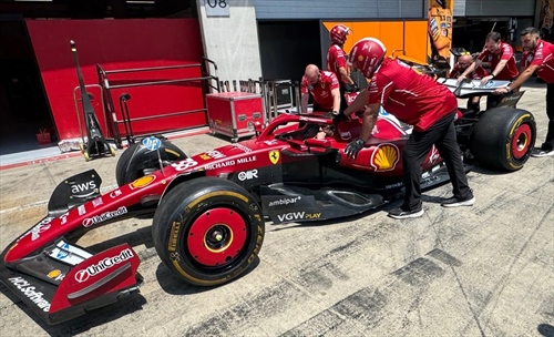 GP Austria - Prime immagini dal circuito: ecco il nuovo fondo Ferrari - GP Austria - Prime immagini dal circuito: Ferrari aggressiva, crede nel nuovo fondo