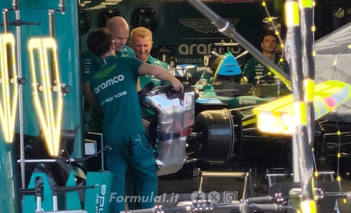 GP Azerbaijan - Calma apparente in pit lane, strane attività ai box