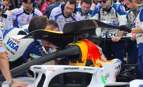 GP Azerbaijan, problemi per Hadjar prima dell'avvio della gara - GP Azerbaijan, problemi per Hadjar prima dell'avvio della gara