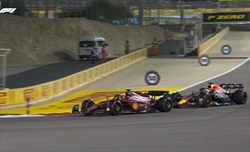 GP Bahrain, battaglia Leclerc-Verstappen con sorpasso e controsorpasso: le immagini - GP Bahrain, battaglia Leclerc-Verstappen con sorpasso e controsorpasso