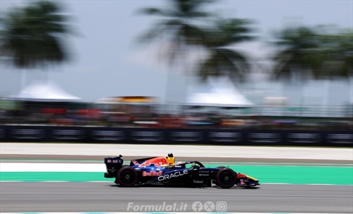 GP Bahrain - FP1: Verstappen al comando, terzo Hadjar. Quinto Antonelli