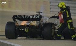 GP Bahrain -  L'AlphaTauri di Gasly in fiamme, brutte notizie per Leclerc: entra la Safety Car