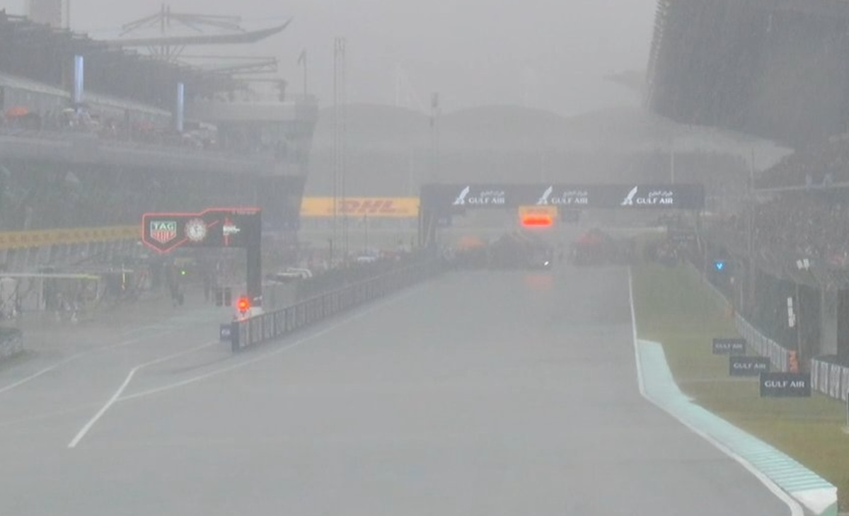 GP Bahrain - pioggia torrenziale a Sepang: rinviata la partenza della gara