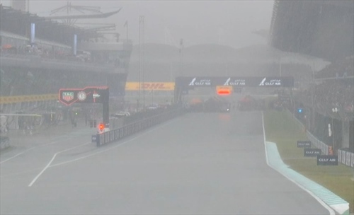 GP Bahrain - pioggia torrenziale a Sepang: rinviata la partenza della gara