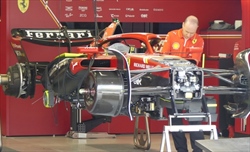 GP Bahrain - Immagini dal circuito. Ferrari, Mercedes e Red Bull, soluzioni aerodinamiche a confronto - GP Bahrain - Prime immagini dal paddock, confronto ali posteriori