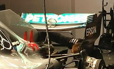 GP BAKU - MERCEDES e TORO ROSSO con l'ala posteriore a cucchiaio - GP BAKU - MERCEDES e TORO ROSSO con l'ala posteriore a cucchiaio