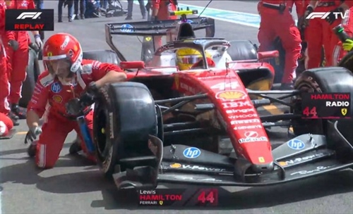GP Belgio - Clamoroso ai box Ferrari: Hamilton sfiora un meccanico, attimi di paura - GP Belgio - Clamoroso ai box Ferrari: Hamilton sfiora un meccanico, attimi di paura