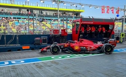 GP di Singapore - PL1 - Il tramonto si tinge di Rosso: Leclerc domina la classifica, secondo Sainz - GP di Singapore - PL1 - Tramonto rosso sopra il circuito: Leclerc domina la classifica