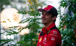 GP di Singapore - PL1 - Il tramonto si tinge di Rosso: Leclerc domina la classifica, secondo Sainz - GP di Singapore - PL1 - Tramonto rosso sopra il circuito: Leclerc domina la classifica