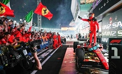GP di Singapore, Sainz: «Sensazione incredibile, ringrazio la squadra» - GP di Singapore, Sainz sulla vittoria: 