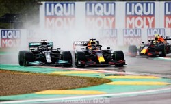 Gp Emilia Romagna - Vince Verstappen, Hamilton sbaglia ma si salva con talento e fortuna