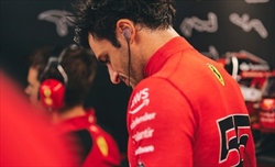 GP Giappone, Mercedes prova il trucco di Sainz: lo spagnolo se la ride