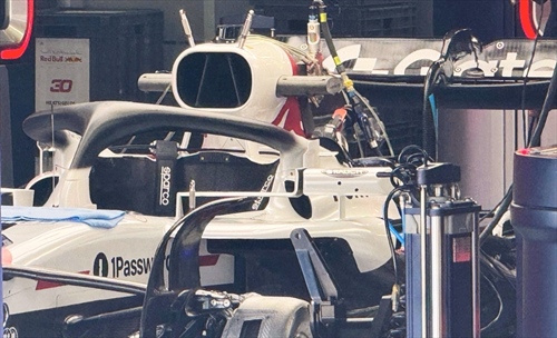 GP Giappone - Immagini dal circuito - Le monoposto «a nudo», setup e dettagli - GP Giappone - Prime immagini dal circuito - Confronto ali posteriori, Ferrari aggressiva