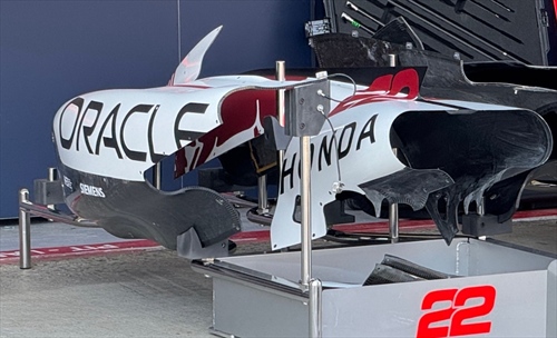 GP Giappone - Immagini dal circuito - Le monoposto «a nudo», setup e dettagli - GP Giappone - Prime immagini dal circuito - Confronto ali posteriori, Ferrari aggressiva