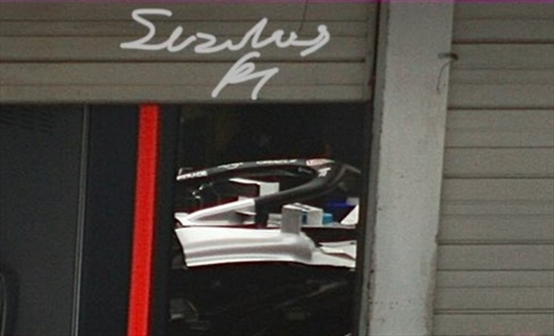 GP Giappone - Red Bull, le prime immagini della livrea bianca nei box di Suzuka - GP Giappone - Red Bull, le prime immagini della livrea bianca nei box di Suzuka