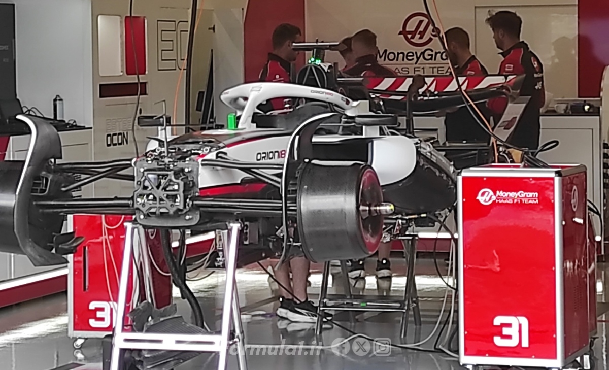 GP Gran Bretagna - Prime immagini dal circuito: ala posteriore da medio-basso carico per Ferrari, McLaren bassissimo