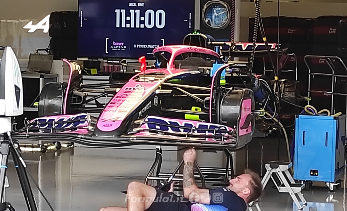 GP Gran Bretagna - Prime immagini dal circuito: ala posteriore da medio-basso carico per Ferrari, McLaren bassissimo