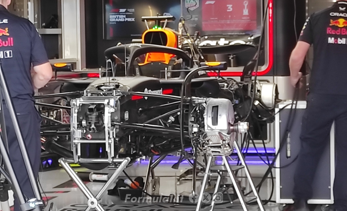 GP Gran Bretagna - Prime immagini dal circuito: ala posteriore da medio-basso carico per Ferrari, McLaren bassissimo