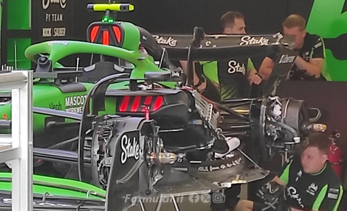 GP Gran Bretagna - Prime immagini dal circuito: ala posteriore da medio-basso carico per Ferrari, McLaren bassissimo