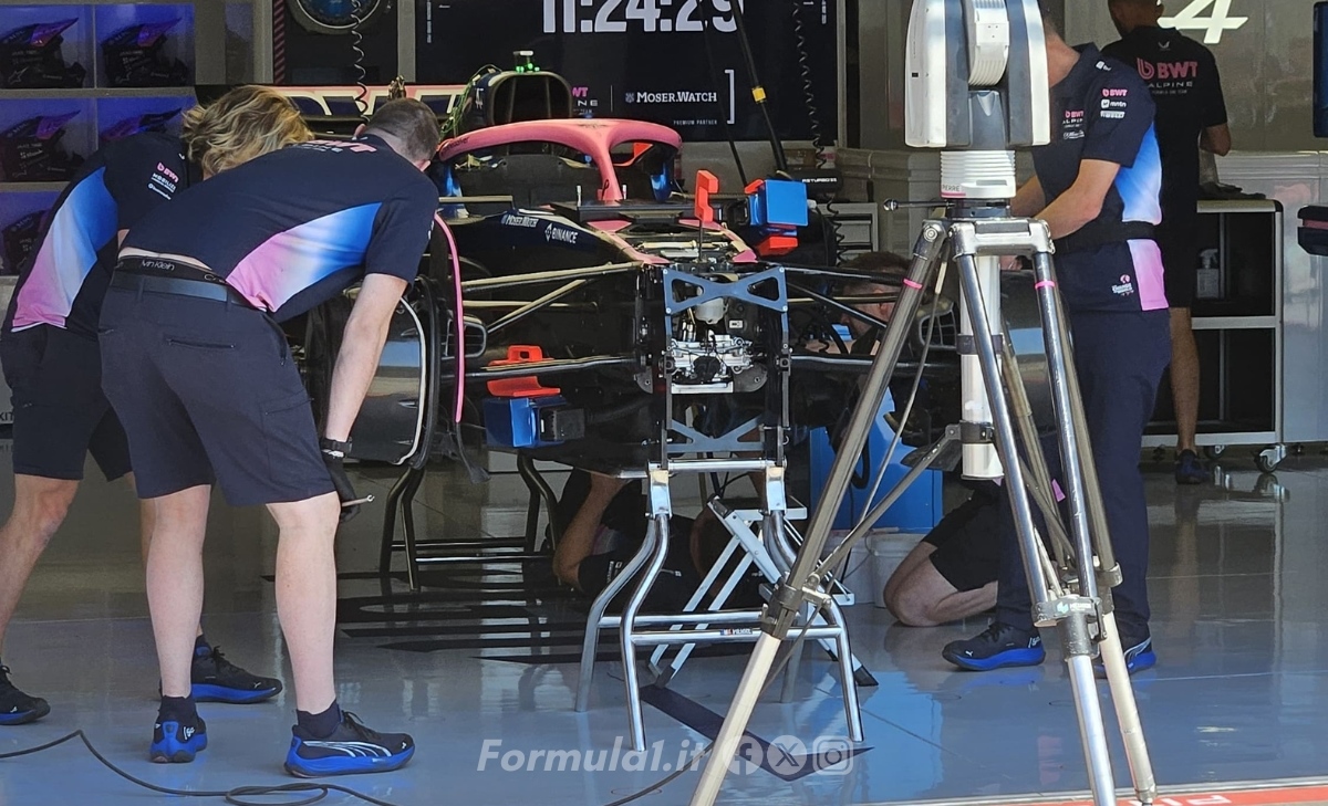GP Imola - Immagini dal circuito: si assemblano le vetture