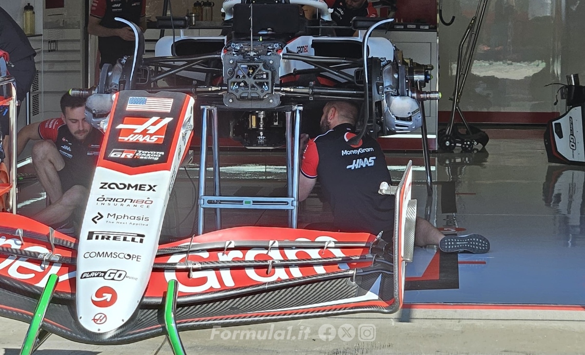 GP Imola - Immagini dal circuito: si assemblano le vetture