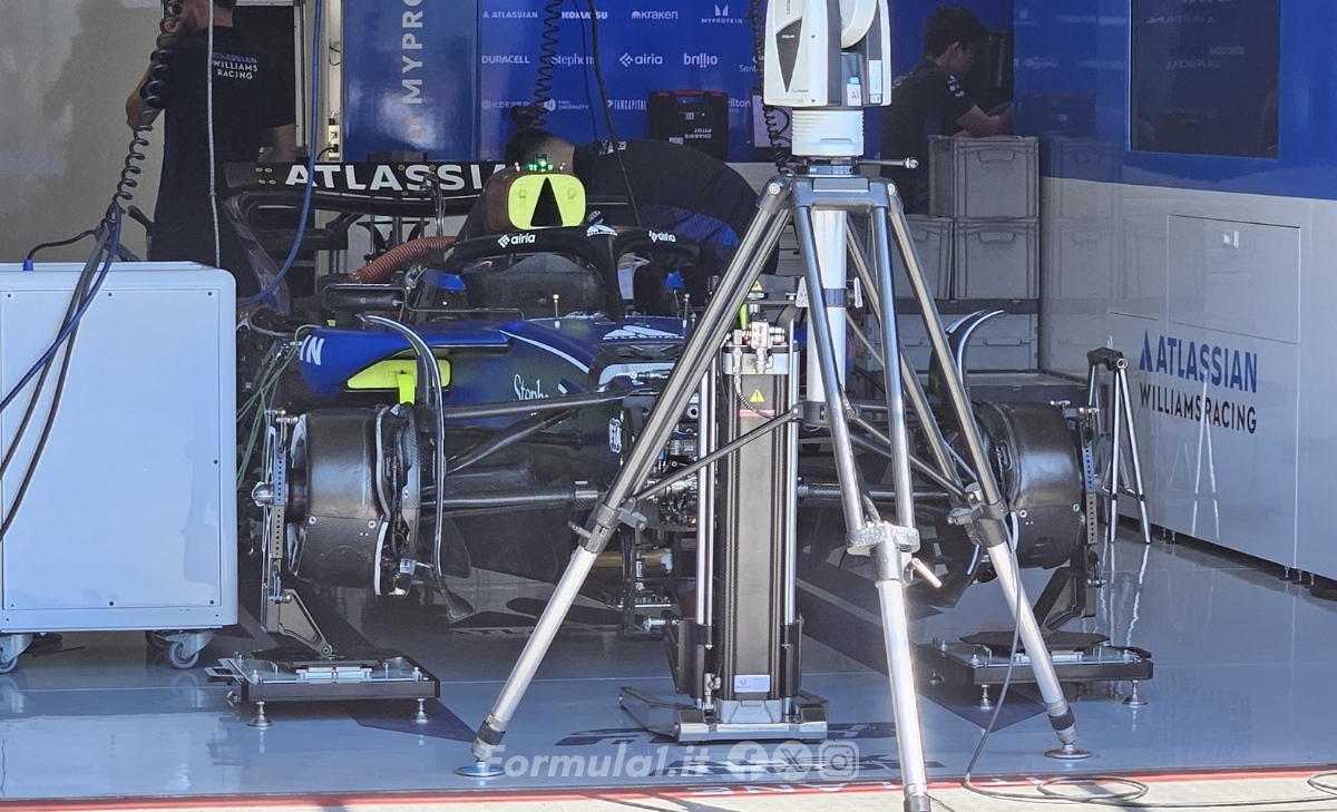 GP Imola - Immagini dal circuito: si assemblano le vetture