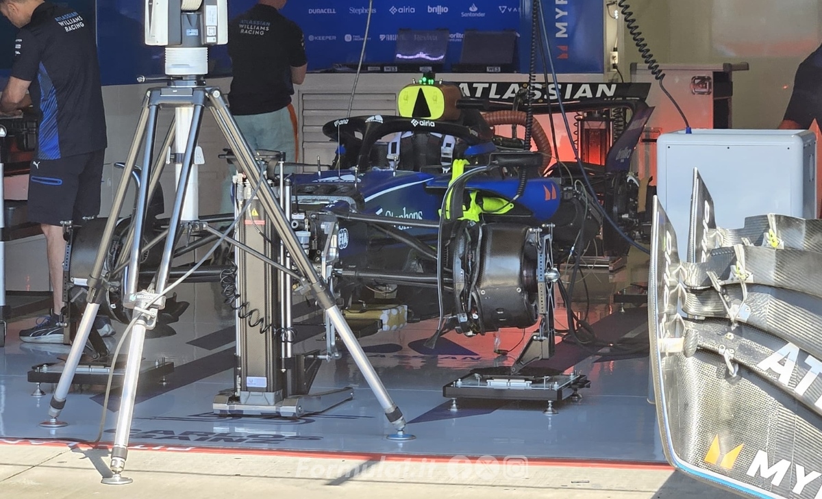 GP Imola - Immagini dal circuito: si assemblano le vetture