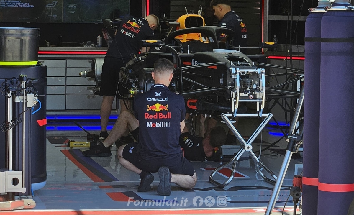 GP Imola - Immagini dal circuito: si assemblano le vetture